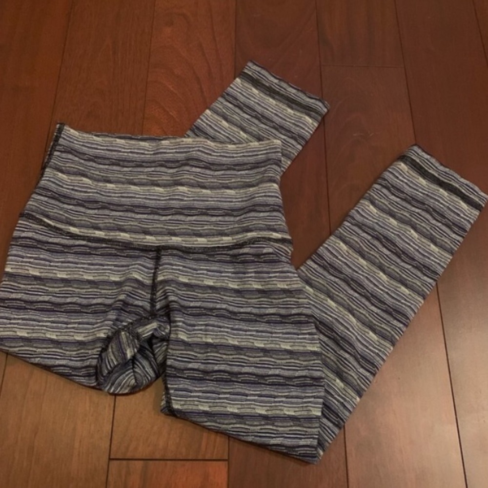 NWOT Lululemon Wunder Under Crop Hi-Rise - Picture 5 of 6